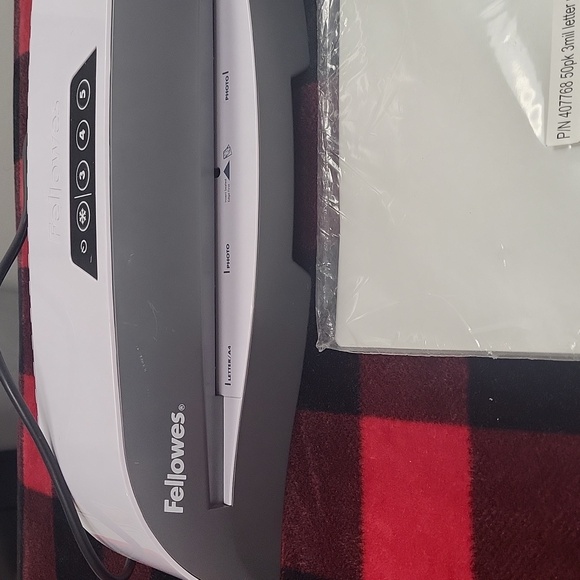 Fellowes crc 57209 laminator like new with about 1/2 to 2/3 laminating sheets - Picture 2 of 7